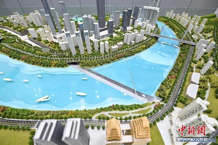 图为施工方展示的渝厦高铁重庆菜园坝长江铁路隧道穿越长江全景沙盘。　中新网记者 何蓬磊 摄